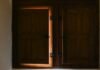València blindada ante las lluvias torrenciales: suspensión escolar y cierre de espacios públicos en zonas de riesgo a pair of wooden doors are open in a room