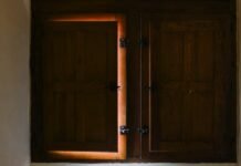 València blindada ante las lluvias torrenciales: suspensión escolar y cierre de espacios públicos en zonas de riesgo a pair of wooden doors are open in a room