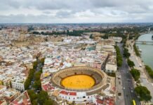 Peque en el Sevilla FC: La batalla silenciosa de un delantero que busca su sitio en el equipo de Luis García Plaza bird's-eye view photography of stadium