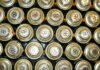 Baterías de Sodio: La Apuesta Tecnológica de EE.UU. para Liberarse de la Dependencia Energética China Rows of golden-topped batteries with circular symbols