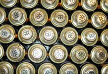 Baterías de Sodio: La Apuesta Tecnológica de EE.UU. para Liberarse de la Dependencia Energética China Rows of golden-topped batteries with circular symbols