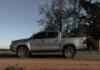 Toyota Professional 2027: Menos opciones, más equipamiento y una apuesta clara por la eficiencia en vehículos comerciales a silver pick up truck parked on a dirt road