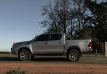 Toyota Professional 2027: Menos opciones, más equipamiento y una apuesta clara por la eficiencia en vehículos comerciales a silver pick up truck parked on a dirt road