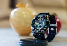 Casio Pro Trek con energía solar y sincronización por radio: el reloj de montaña definitivo por menos de 350 euros A rugged digital watch displayed on a stand