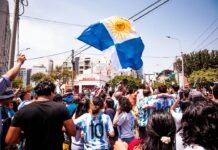 Argentina apuesta por un choque de inversión extranjera: ¿puede el «bazuca de dólares» de Milei salvar la economía? a crowd of people standing around each other