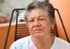 Alzheimer de inicio precoz: cuando la generosidad trasciende la vida y abre puertas a la ciencia woman sitting on chair