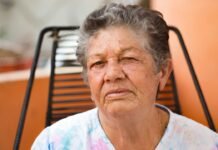 Alzheimer de inicio precoz: cuando la generosidad trasciende la vida y abre puertas a la ciencia woman sitting on chair