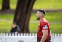 Jason Parrott, el delantero del Betis que enamora a toda Irlanda con sus golazos ante Austria Man in red jersey looking away on a field
