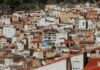 Crisis de vivienda en España: cuando la política da la espalda a la ciudadanía a large group of buildings that are next to each other