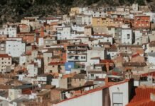 Crisis de vivienda en España: cuando la política da la espalda a la ciudadanía a large group of buildings that are next to each other