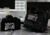El ocaso del paparazzo: cómo la era digital enterró una profesión nacida entre flashes y glamour a camera sitting on top of a table next to a monitor