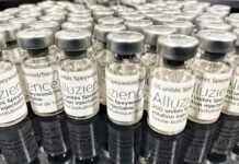 Agustín Aguilera y la ‘Generación Sevilla’: Un nuevo liderazgo para renovar el PP provincial a group of bottles