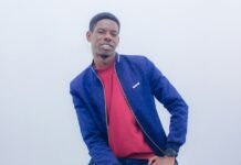 Arouna Sangante: El sueño aplazado de debutar con Senegal mientras consolida su rol en el Sevilla FC man in red turtleneck shirt and blue jacket