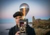 Nostalgia y fútbol de élite: El histórico encuentro entre Leyendas del América y el Atlético de Madrid llega a Puebla a man holding a camera with a light bulb on top of it