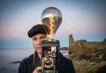 Nostalgia y fútbol de élite: El histórico encuentro entre Leyendas del América y el Atlético de Madrid llega a Puebla a man holding a camera with a light bulb on top of it