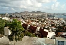Canarias en el nuevo Atlántico: El dilema estratégico de sus puertos ante el auge de Marruecos a view of a city and a body of water