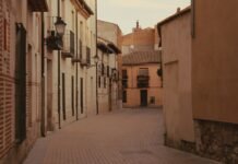La izquierda española busca la unidad: Podemos y el Frente Amplio ante el desafío de construir un proyecto electoral común brown concrete building during daytime