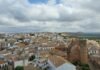 El turismo español rompe expectativas en verano 2024: claves de un crecimiento histórico del 3,5% en el PIB turístico an aerial view of a city with a clock tower