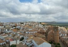 El turismo español rompe expectativas en verano 2024: claves de un crecimiento histórico del 3,5% en el PIB turístico an aerial view of a city with a clock tower