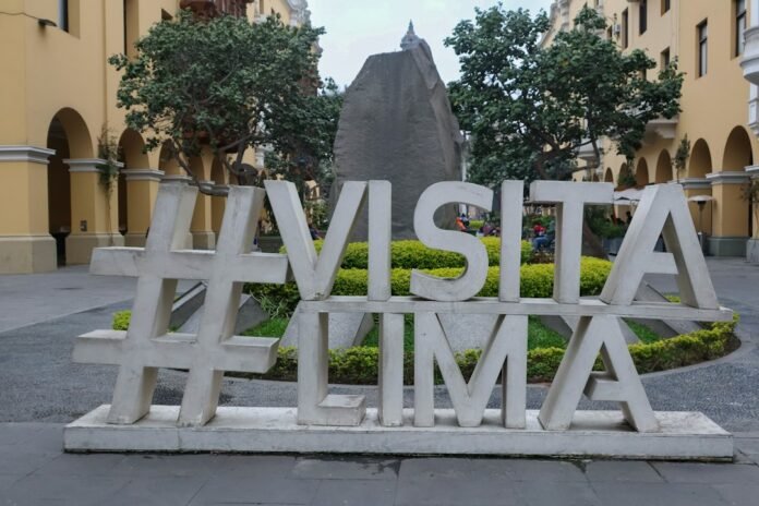 A sign that says vista lima in front of a building