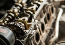 El futuro del motor de combustión en Europa: Francia y Alemania reescriben las reglas del juego automovilístico gray engine bay
