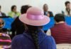 Comunidades Energéticas en Centros Históricos: El Modelo que Está Revolucionando la Sostenibilidad Urbana en España a woman wearing a pink hat in front of a group of people