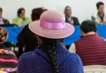 Comunidades Energéticas en Centros Históricos: El Modelo que Está Revolucionando la Sostenibilidad Urbana en España a woman wearing a pink hat in front of a group of people