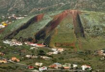 El PP valenciano resurge tras la crisis de Mazón: análisis de un partido que se rehace ante la adversidad política An aerial view of a small town in the mountains