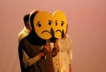 El Melodrama y la Manipulación Emocional: Cuando el Arte Nos Hace Tomar Partido a woman holding a cardboard heart with a sad face on it