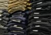 Aranceles de la UE a los vehículos chinos: cómo la brecha híbrida está cambiando las reglas del juego automotriz europeo Piles of folded pants neatly stacked on shelves