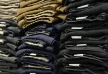 Aranceles de la UE a los vehículos chinos: cómo la brecha híbrida está cambiando las reglas del juego automotriz europeo Piles of folded pants neatly stacked on shelves
