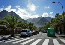 La Laguna Tenerife ante su mayor desafío de la temporada: resiliencia y carácter frente a UCAM Murcia a city street with palm trees and mountains in the background