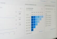 Regulación de centros de datos en España: ¿Freno a la inversión tecnológica o necesaria supervisión? a computer screen with a bar chart on it