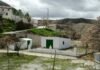 Pisos turísticos y vivienda: el problema que nadie quiso ver durante una década White buildings with green doors in a rural landscape under a cloudy sky