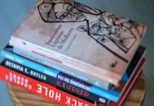 Sonidos que cuentan historias: cuando los objetos cotidianos se convierten en instrumentos musicales y narrativos a stack of books sitting on top of a wooden table