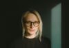 Sandra Barneda y Pascalle Paerel: Un amor que culmina en boda rodeado de intimidad y autenticidad woman in black crew neck shirt wearing eyeglasses