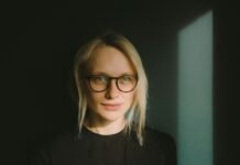 Sandra Barneda y Pascalle Paerel: Un amor que culmina en boda rodeado de intimidad y autenticidad woman in black crew neck shirt wearing eyeglasses