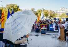 El 12 de Octubre y el debate sobre los valores democráticos: entre el simbolismo institucional y la polarización política people watching on stage