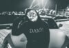 Desmantelan la red criminal que saqueó viviendas de futbolistas en Cataluña: un modus operandi sofisticado al descubierto person wearing guy fawkes mask
