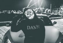 Desmantelan la red criminal que saqueó viviendas de futbolistas en Cataluña: un modus operandi sofisticado al descubierto person wearing guy fawkes mask