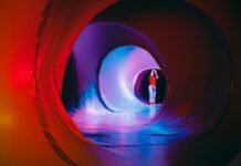 Hipertensión Portal Pediátrica: Cuando la Medicina Avanza para Evitar el Quirófano en los Más Pequeños man in blue t-shirt standing in tunnel