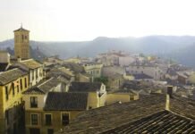 Realidad Aumentada en Toledo: Cuando la Tecnología Convierte la Historia en una Experiencia Inmersiva a city with many rooftops