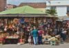 El mercado del alquiler ante la incertidumbre regulatoria: ¿pausa estratégica o transformación estructural? a group of people standing in front of a market