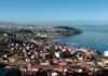 Conectividad Aérea en Galicia: Análisis de una Red de 28 Destinos que Marca el Pulso del Turismo Regional a view of a city and a body of water