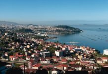 Conectividad Aérea en Galicia: Análisis de una Red de 28 Destinos que Marca el Pulso del Turismo Regional a view of a city and a body of water