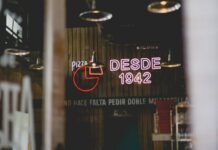 El debate sobre las pensiones en España: cuando la política supera al periodismo selective focus photo of desdes 1942 neon light signage
