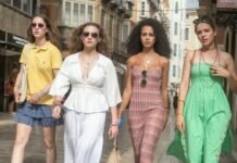 Mujeres que inspiran: cómo los modelos de rol femeninos transforman la educación y rompen barreras de género Four young women walking down a european street