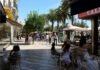 García Plaza estalla tras el Clásico: ¿Existe una protección arbitral hacia los grandes del fútbol español? People enjoying a sunny day at an outdoor cafe