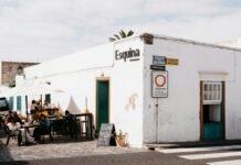 Brecha económica en España: por qué la renta media sigue dividiendo el país entre ricos y pobres A group of people sitting outside of a white building