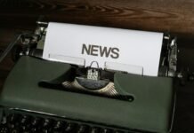 La convergencia entre seguros y seguridad electrónica: un nuevo modelo de protección integral para hogares y negocios a close up of a typewriter with news paper on it